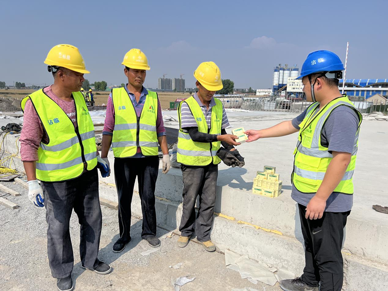 第六區(qū)域項(xiàng)目部為一線員工送清涼