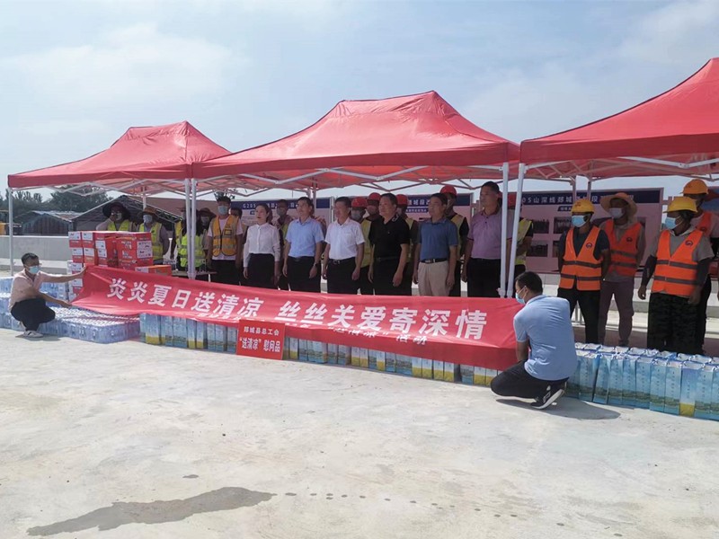 郯城縣總工會(huì)聯(lián)合縣公路中心對(duì)G205項(xiàng)目進(jìn)行慰問(wèn)活動(dòng)