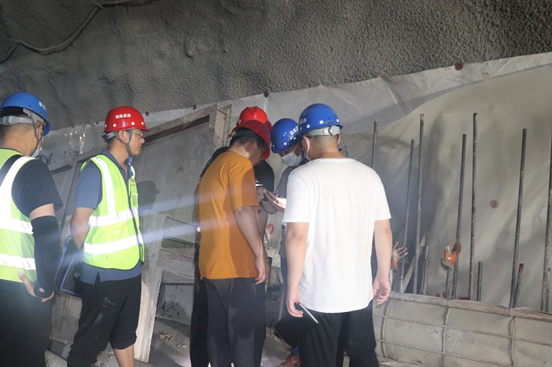 臨臨高速總監(jiān)辦對臨臨高速六標進行隧道防排水專項檢查