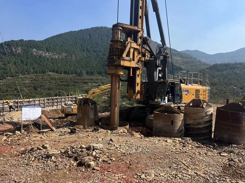 臨臨高速六標(biāo)上跨瓦日鐵路轉(zhuǎn)體橋首鉆開(kāi)工大吉