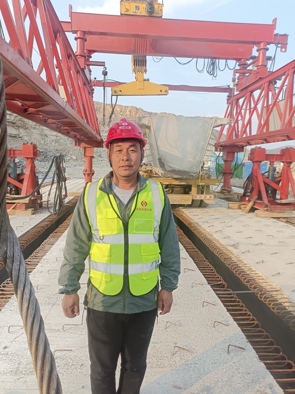 尋找最美公路人——能挖能架的機(jī)械多面手高峰