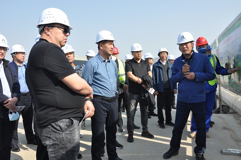 濟(jì)南至濰坊高速公路項(xiàng)目現(xiàn)場(chǎng)召開(kāi)觀摩會(huì)