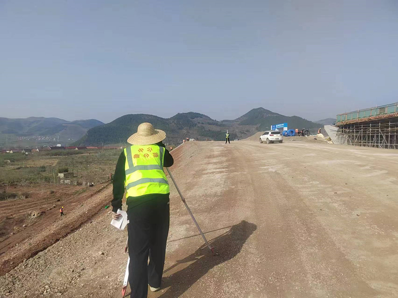 臨臨項目水穩(wěn)底基層試驗路施工在沂源南互通C匝道順利展開