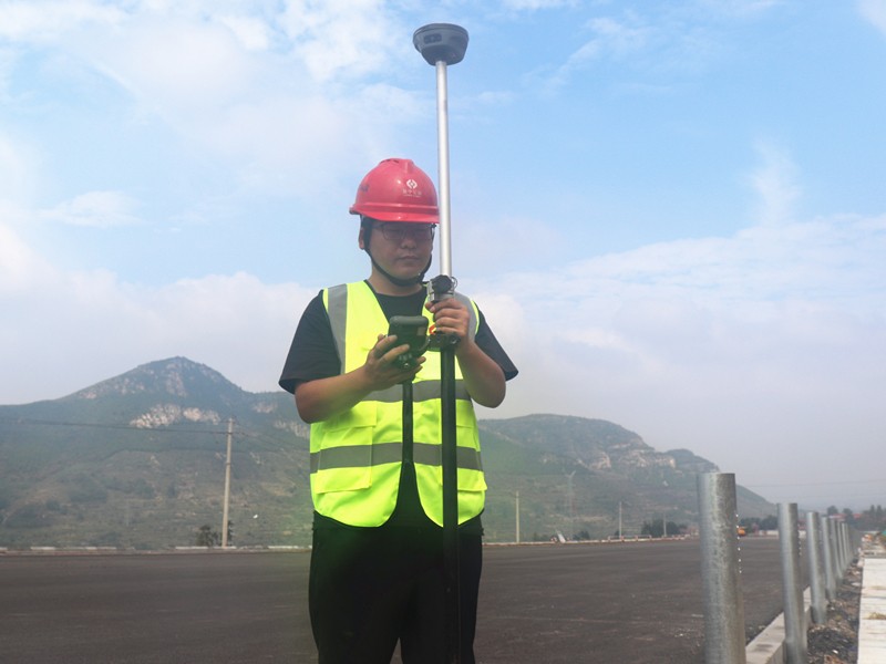 1、測量員侯風(fēng)濤用GPS進行放樣_副本