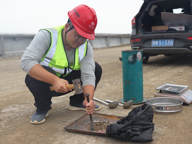 5、路基分部劉曉朋正在對路基做壓實度檢測試驗_副本