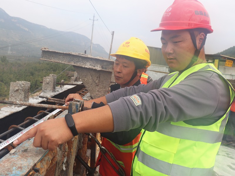 4、施工員程化強在瓦日鐵路公鐵立橋檢測護欄鋼筋間距、模板安裝_副本