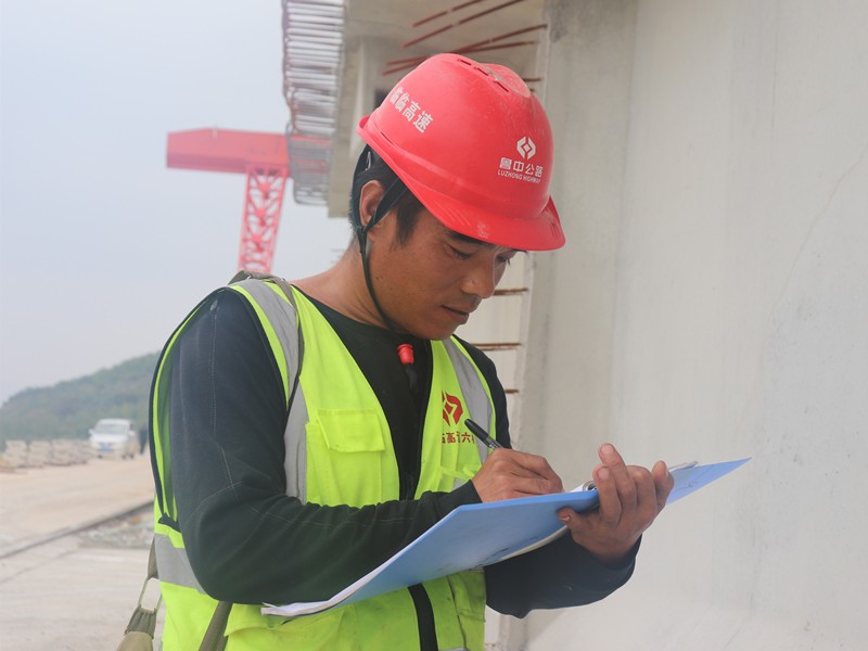 6、施工員徐永文在北安樂梁場檢查成品梁質(zhì)量_副本