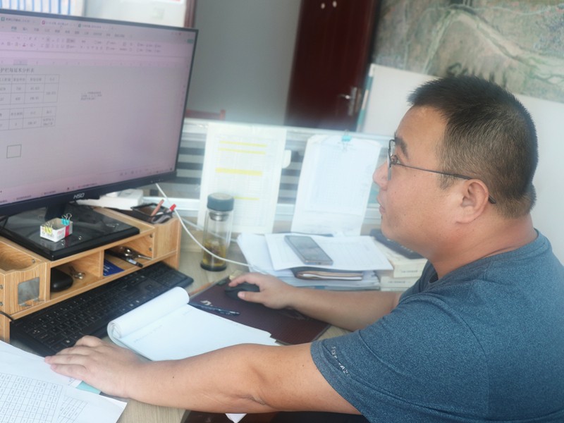 2、成控中心主任劉學(xué)軍正在起草分包合同_副本