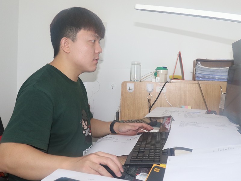 4、財務(wù)部劉鎧銘正在為供應(yīng)商付款_副本