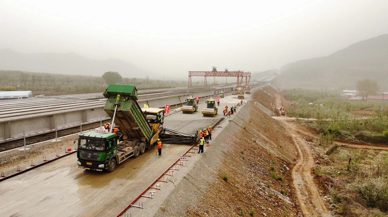 4-2、4月11日2023年水穩(wěn)底基層復(fù)工試驗(yàn)路施工