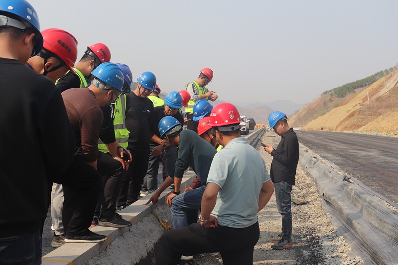 臨臨高速總監(jiān)辦組織質(zhì)量安全標(biāo)桿現(xiàn)場(chǎng)交流會(huì)