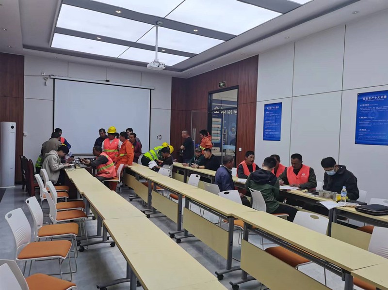 臨臨高速六標(biāo)邀請(qǐng)威海銀行工作人員為新進(jìn)場(chǎng)工人辦理工資卡