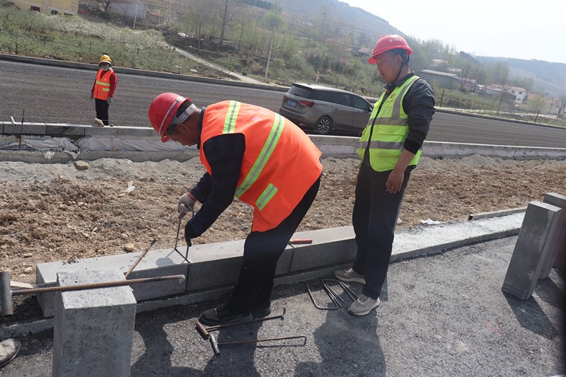 施工員代衛(wèi)指導工人使用工具控制路緣石縫寬_副本 施工員代衛(wèi)指導工人使用工具控制路緣石縫寬_副本