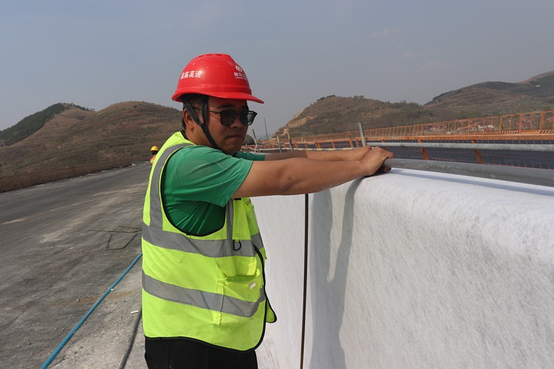 施工員賈真檢查養(yǎng)護管道_副本 施工員賈真檢查養(yǎng)護管道_副本