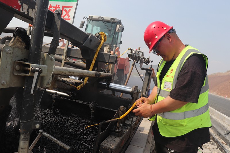 油層施工隊長朱紹濤聚精會神的工作中1_副本 油層施工隊長朱紹濤聚精會神的工作中1_副本