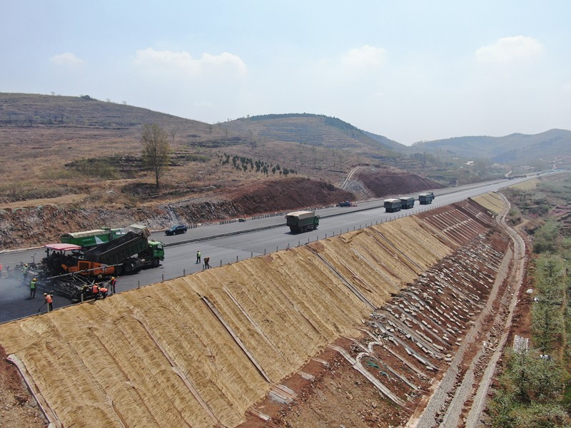 油層施工中各崗位司其職的忙碌中_副本 油層施工中各崗位司其職的忙碌中_副本