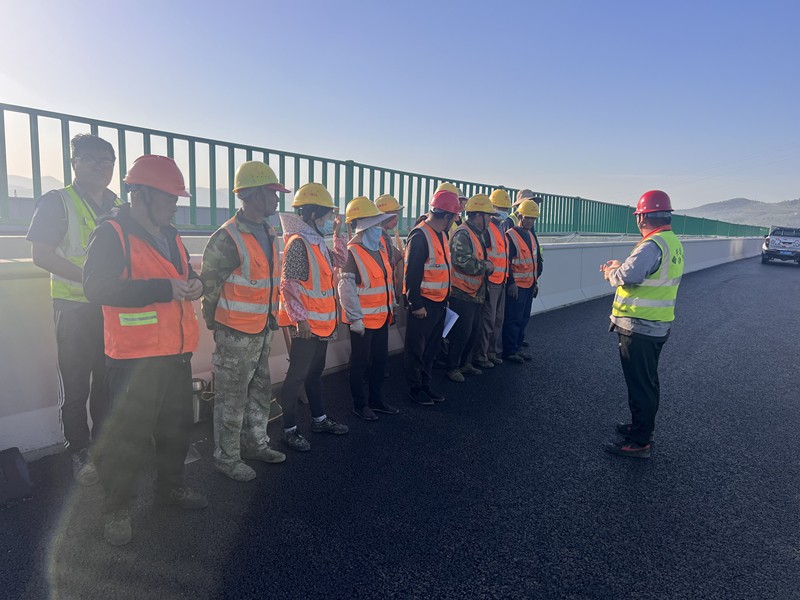 臨臨高速韓莊橋-中莊橋右幅路段上面層瀝青攤鋪全面展開
