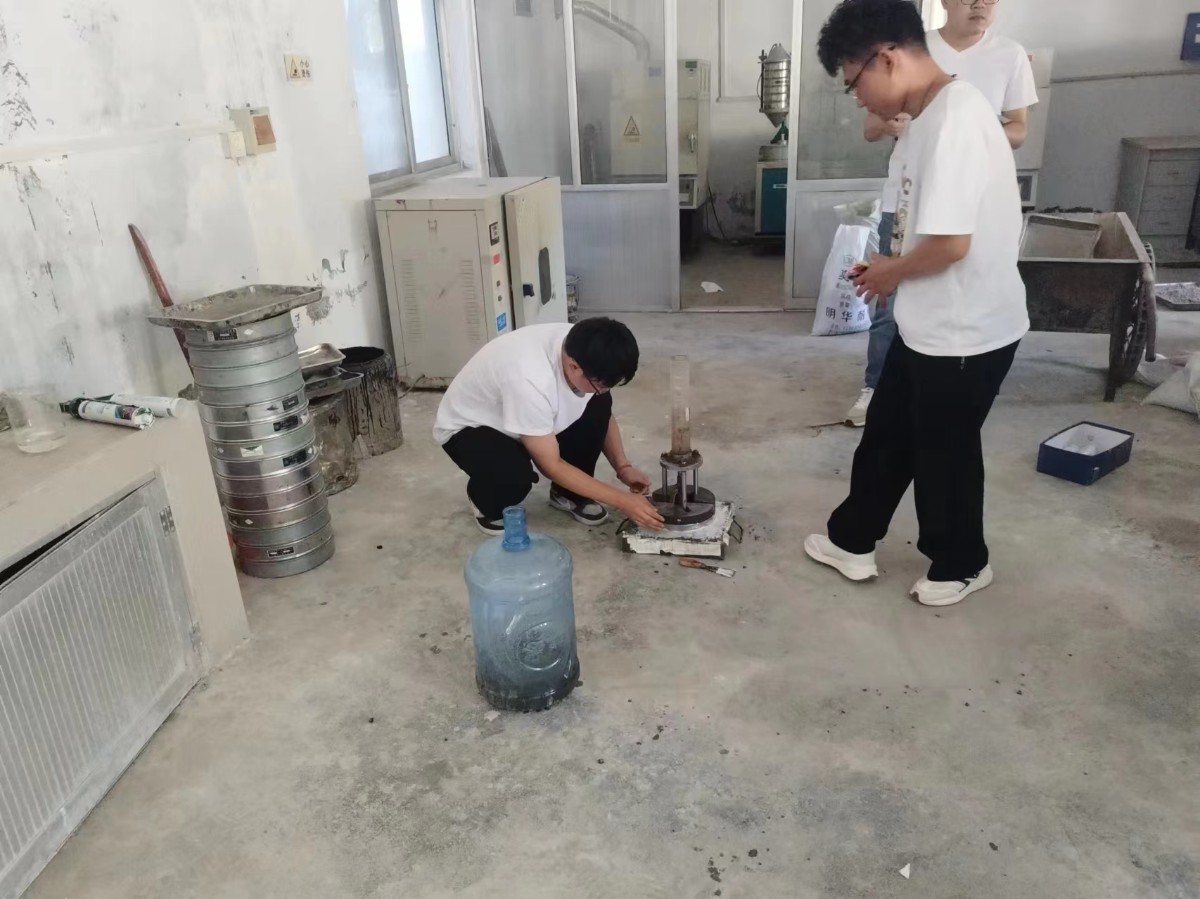 第二區(qū)域項目部組織滲水試驗專項培訓(xùn)