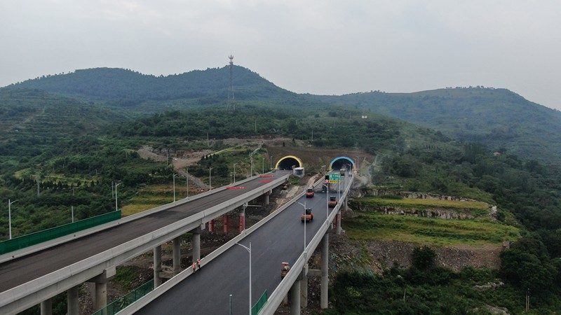 臨臨高速項目全力沖刺路面上面層施工