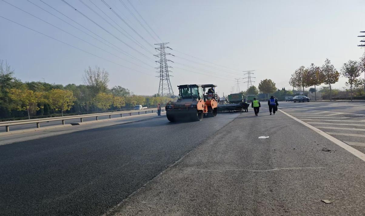 霜寒無阻，鋪筑暢途