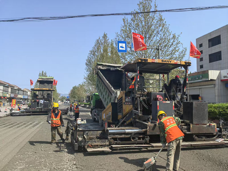電視臺對S510泉王線路面改造提升項目進行專題采訪