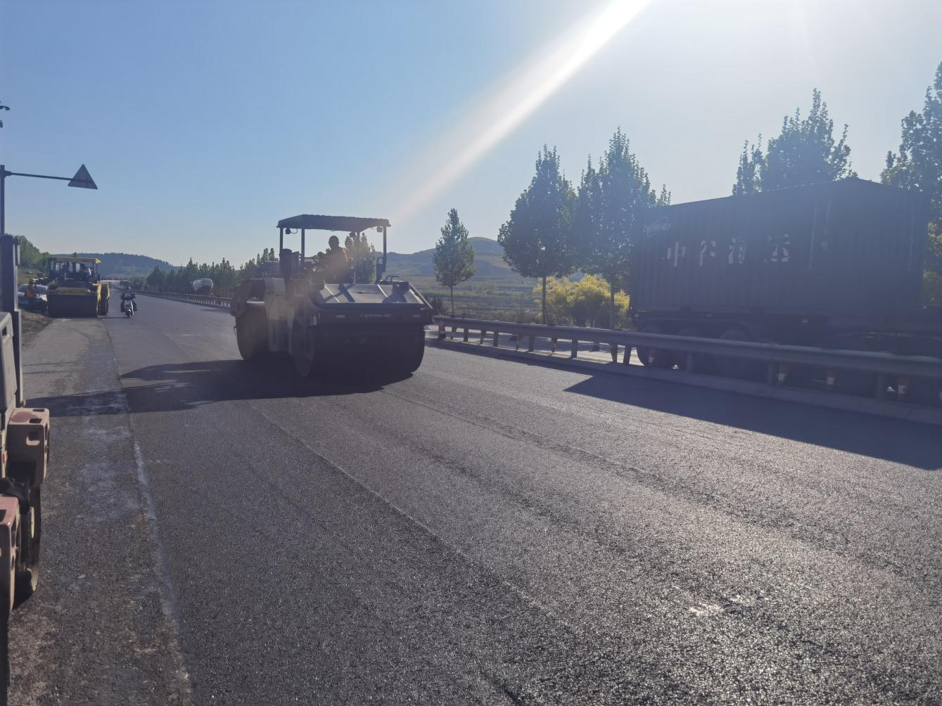 【一提三?！縎102大中修養(yǎng)護工程全線攤鋪完成