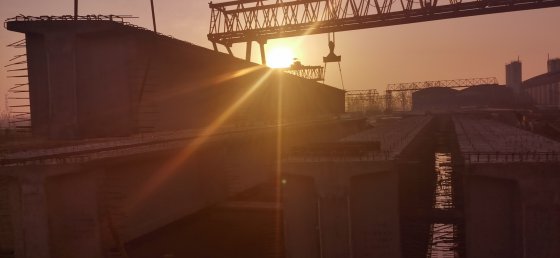 第二工程公司G2項(xiàng)目晝夜奮戰(zhàn)，膠新鐵路橋順利架通