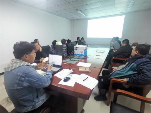 第二工程公司沭河生態(tài)路項(xiàng)目首次水穩(wěn)攤鋪工作順利完成