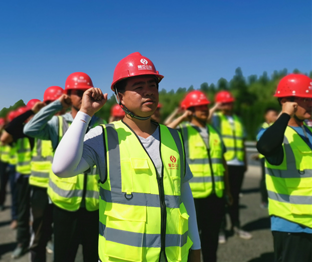 【抓作風(fēng) 創(chuàng)效益】公司在G205中修項(xiàng)目施工現(xiàn)場(chǎng)組織開(kāi)展“安全生產(chǎn)月”啟動(dòng)儀式