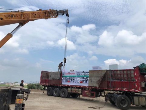 第二工程公司第一項(xiàng)目部壽平鐵路公鐵立交橋橋面鋪裝作業(yè)正式拉開序幕