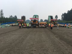 淄河大道西延工程一標(biāo)段召開水泥穩(wěn)定碎石底基層施工現(xiàn)場(chǎng)安全技術(shù)交底會(huì)