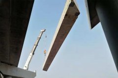 京滬高速公路萊蕪至臨沂段改擴(kuò)建工程臨沂段全線首片空心板梁成功架設(shè)