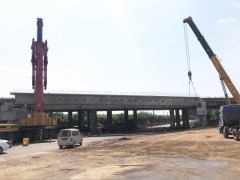 歸昌特大橋左幅跨G310首片40米箱梁成功架設(shè)