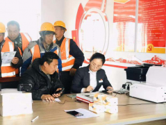 青蘭項(xiàng)目部與工行聯(lián)合為農(nóng)民工開卡送“?！? /> 
          </div> 
         </div> 
         <div   id=