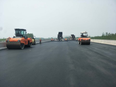 第二工程公司G2項目橋面鋪裝升級——篙旺溝大橋鋪設(shè)瀝青砂