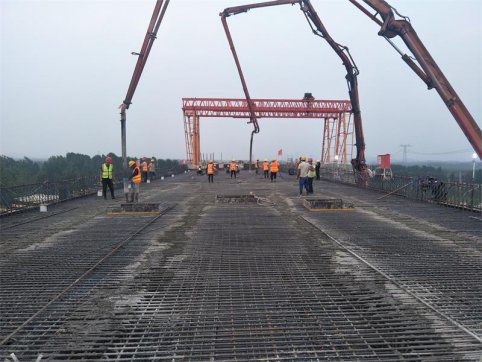 興隆莊特大橋第10聯(lián)右幅第1、2孔現(xiàn)澆箱梁順利完成澆筑