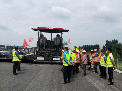 新寧項(xiàng)目瀝青上面層試驗(yàn)路順利施工