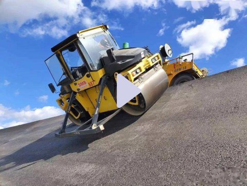 瀝青攤鋪，從國外引進的技術(shù)，國內(nèi)最高汽車高速曲面跑道