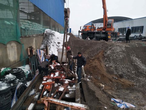 【抓作風(fēng) 創(chuàng)效益】彎下身子動手干  節(jié)省成本增效益