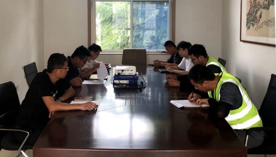 第三工程公司博山區(qū)沿河?xùn)|路白塔段建設(shè)項(xiàng)目水穩(wěn)攤鋪工作展開