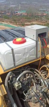臨臨高速六標(biāo)抑塵出新招——挖掘機裝上噴淋頭